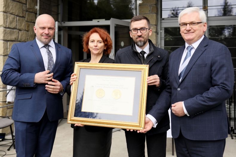 Wicemarszałek Józef Gawron i radny województwa Bylica stoją z przedstawicielami obserwatorium trzymającymi medal Polonia Minor.