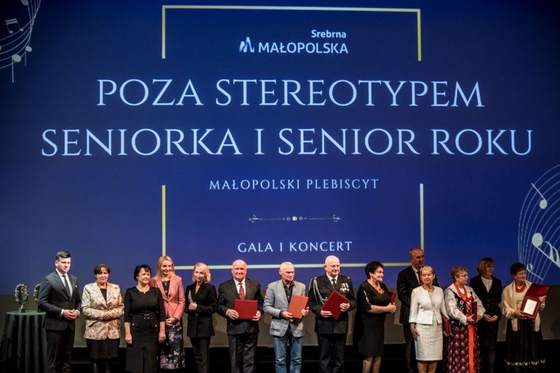 Galla Poza stereotypem, laureaci stoją na scenie.