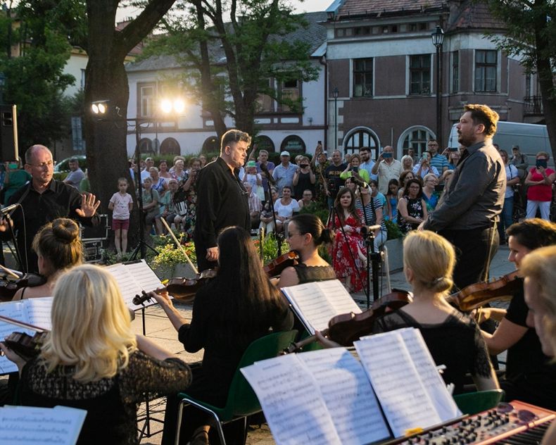 koncert, dwóch tenorów oraz orkiestra smyczkowa na krzeszowickim rynku