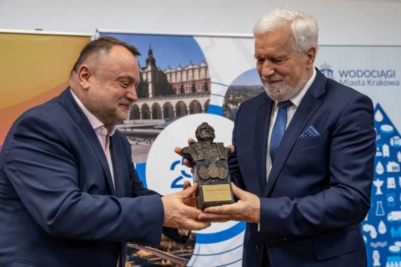 Wiceprezydent Krakowa wręcza statuetkę Kazimierzowi Barczykowi.