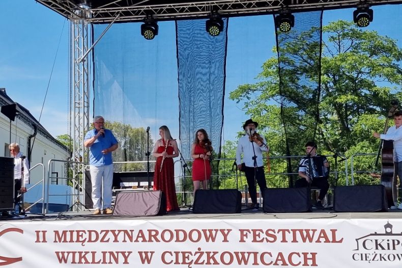 Otwarcie festiwalu wikliny, na scenie Józef Gawron