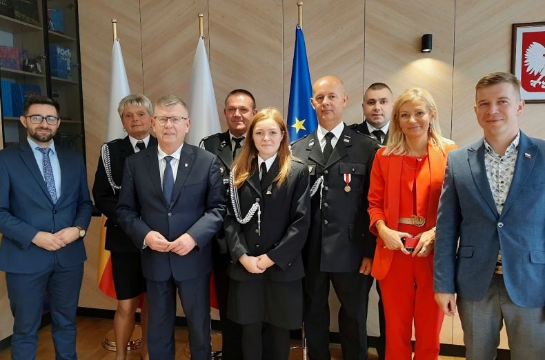 Marszałek Witold Kozłowski z samorządowcami i strażakami. 