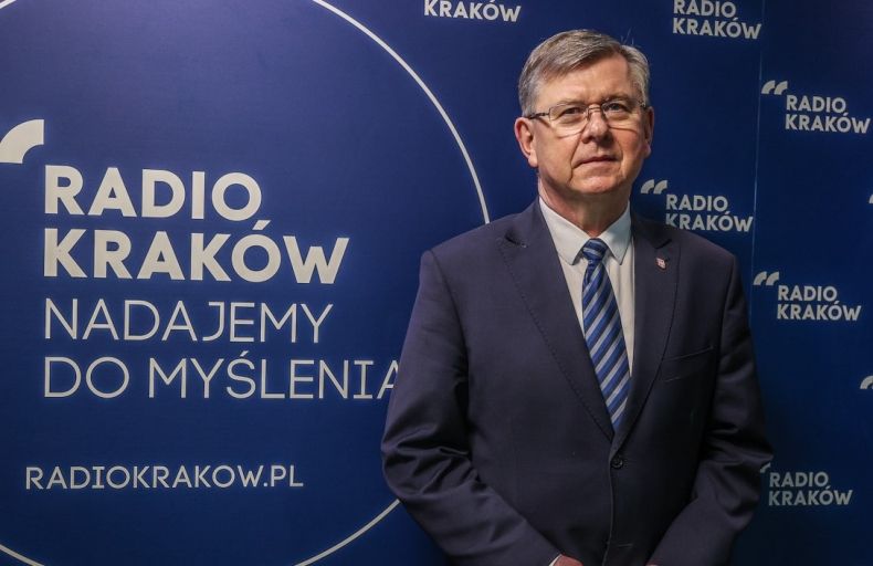 marszałek w radiu, na granatowym tle, obok napis "Radio Kraków - nadajemy do myślenia"