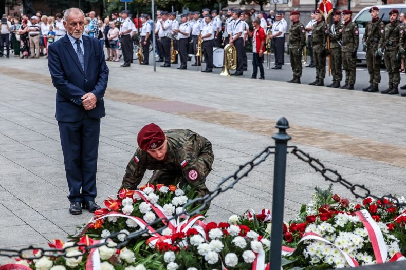 Prof. Jan Tadeusz Duda, przewodniczący Sejmiku Województwa Małopolskiego, oddający hołd Bohaterom