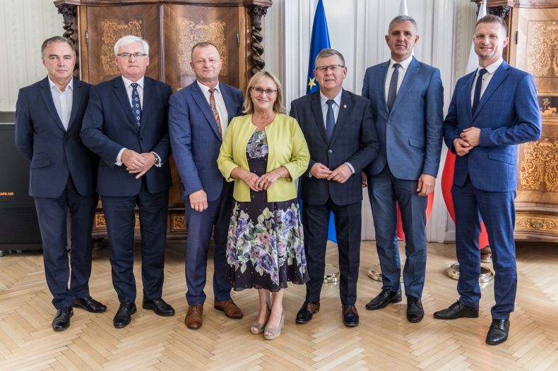 Marszałek Witold Kozłowski, wicemarszałek Józef Gawron, prezes Forum Małgorzata Małuch, wiceprezes Paweł Sala - burmistrz Miasta i Gminy Maków Podhalański oraz Marek Jamborski – wójt Gminy Kocmyrzów-Luborzyca i Jakub Jamróz – wójt Gminy Łapsze Niżne.