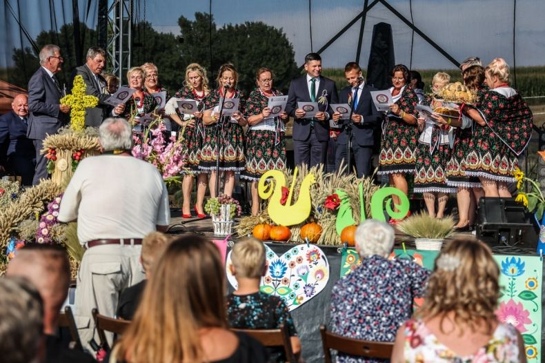 na pierwszym planie goście na drugiej strona plenerowa