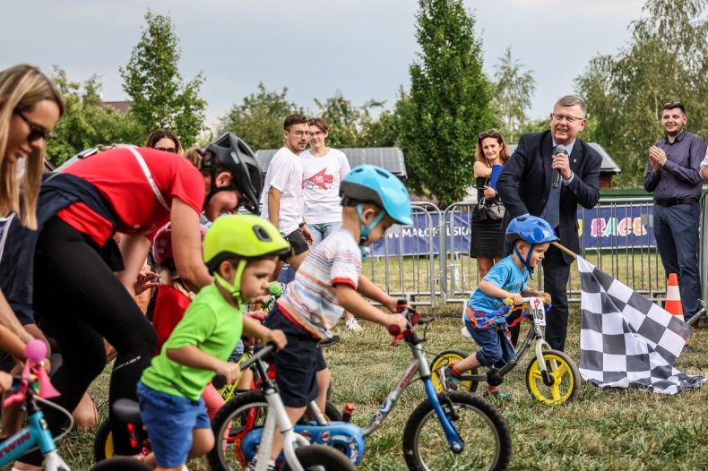 Marszałek Witold Kozłowski daje znak do startu małym kolarzom