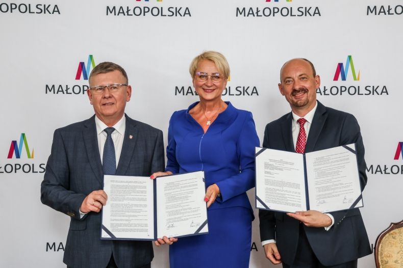 Iwona Gibas z zarządu województwa, marszałek Witold Kozłowski i prof. dr hab. Piotr Sułkowski wspólnie prezentują podpisane umowy