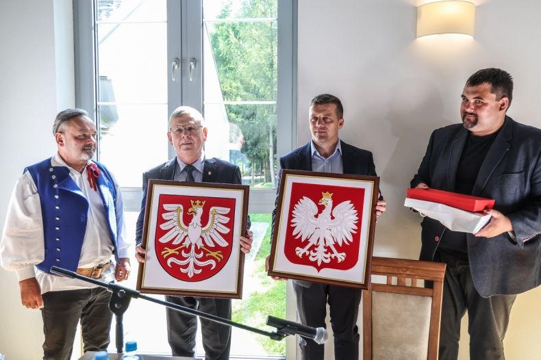 Marszałek Witold Kozłowski przekazuje godła Małopolski i Polski