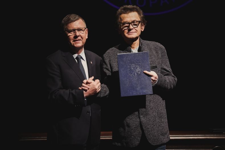 Zbliżenie - od lewej Marszałek Małopolski Witold Kozłowski oraz Andrzej Dziuk dyrektor zakopiańskiego teatru zaraz po podpisaniu umowy