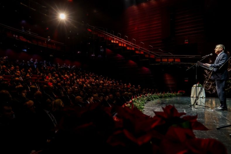 Widok od boku na scenę oraz na widownie. Na scenie przy mównicy stoi Marszałek Województwa Małopolskiego Witold Kozłowski. 