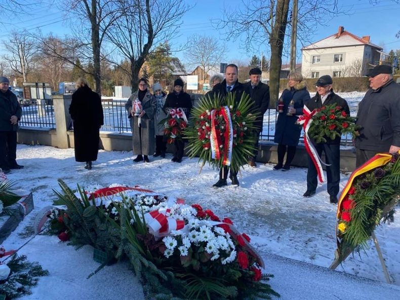 Jakub Przewoźnik z agendy UMWM w Oświęcimiu składa wiązankę kwiatów