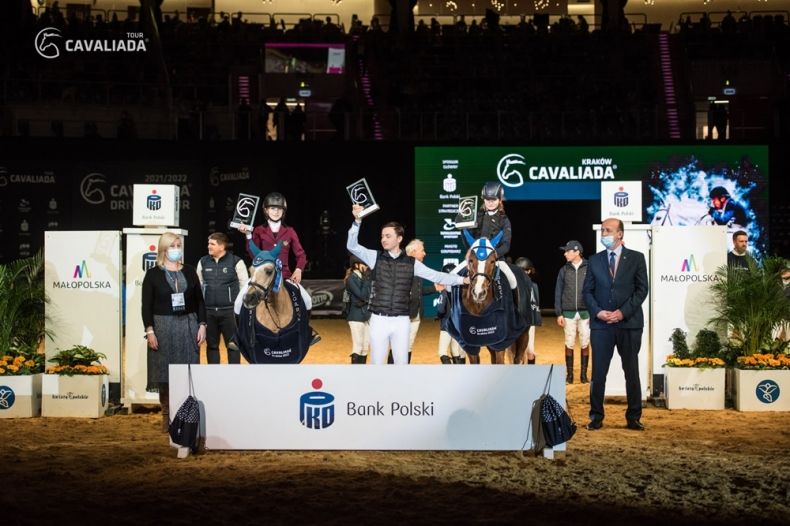 Andrzej Ziobro wręcza nagrody najlepszej sztafecie Cavaliady 