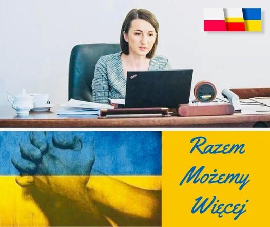 W górnej części widoczna Marta Malec-Lech z zarządu województwa siedząca za biurkiem przed laptopem. W górnym prawym roku flagi: Polska, Małopolska i Ukraińska. W dolnej części: złączone dłonie na fladze Ukrainy oraz napis - Razem możemy więcej.