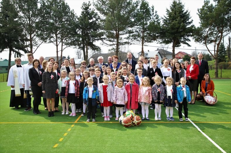 Uroczyste pamiątkowe zdjęcie na nowo otwartym boisku