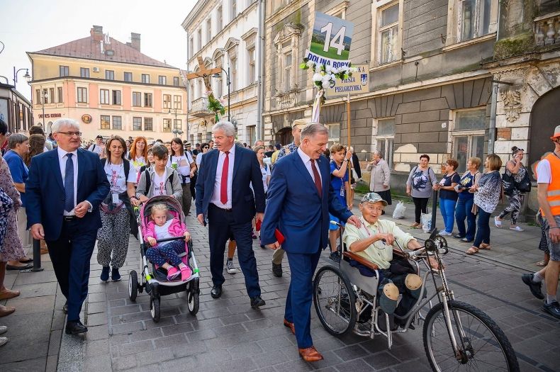 Pielgrzymka idzie ulicą Tarnowa