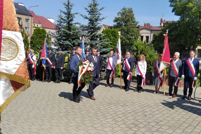 Radny województwa Mirosław Dróżdż niesie wieniec