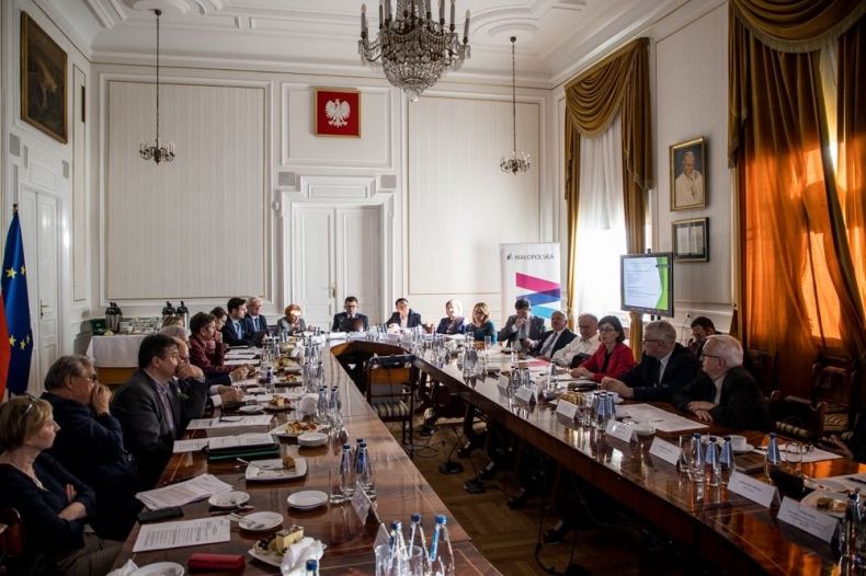 Posiedzenie Rady, widok na salę oraz osoby siedzące przy stole konferencyjnym