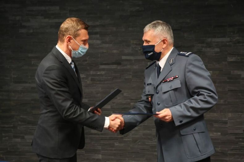 Dyrektor Szpitala Babińskiego i komendant policji ściskają nawzajem dłonie.