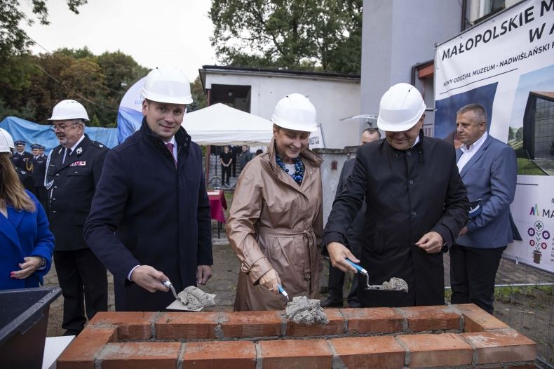 Wicemarszałek Iwona Gibas wmurowuje kamień węgielny. 