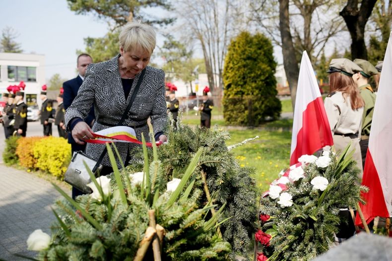 Iwona Gibas z zarządu województwa składa wieniec przed pomnikiem w Jawiszowicach