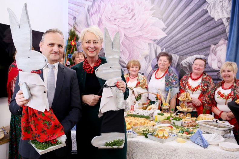 Iwona Gibas z Zarządu Województwa Małopolskiego, radny województwa Rafał Stuglik oraz panie z Kół Gospodyń Wiejskich podczas Wielkanocnego Festiwalu Polsko-Ukraińskich Smaków w Stryszowie