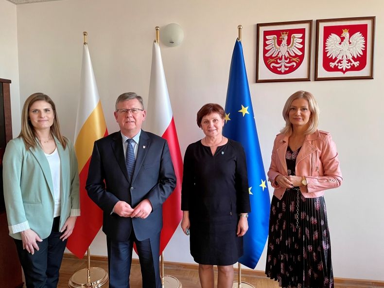 Poseł Anna Pieczarka, burmistrz Marta Herduś, Marszałek Witold Kozłowski i trenerka Agnieszka Wlezień w agendzie w Tarnowie.