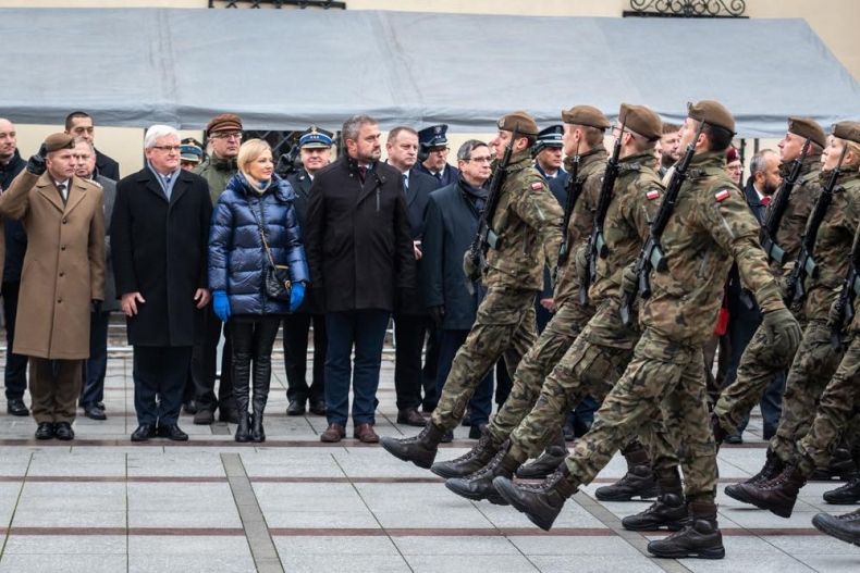 Żołnierze na płycie rynku