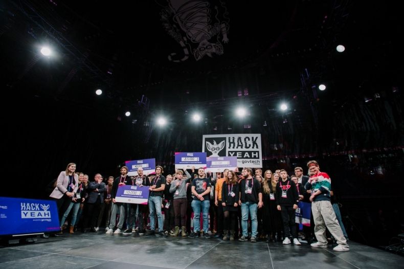 Grupa osób na scenie pośrodku Tauron Areny