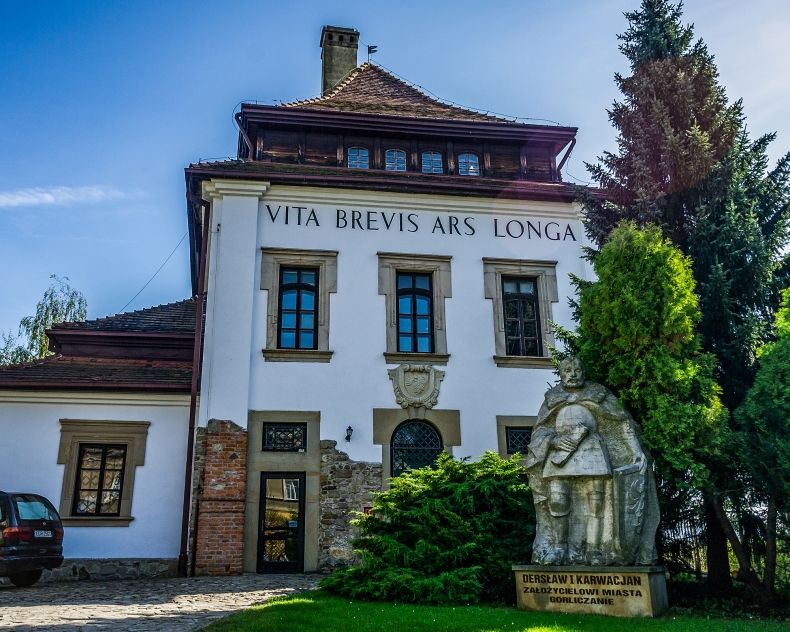 Muzeum - Dwory Karwacjanów i Gładyszów