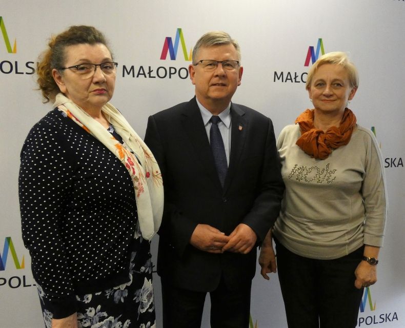 Marszałek Witold Kozłowski oraz Bożena Bochaczyk i Alina Płachta z regionalnego zespołu pieśni i tańca „Bratkowie”