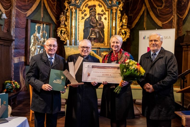 Laureaci nagrody z symbolicznym czekiem