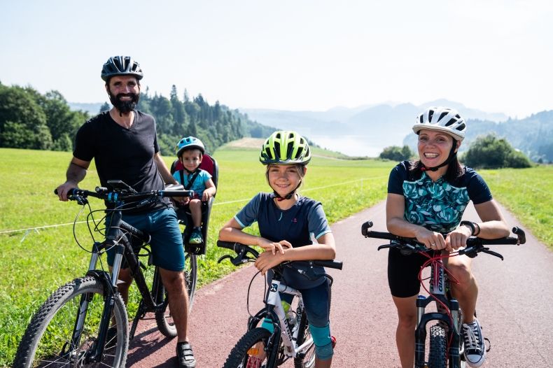 Zdjęcie prezentuje rodziną na rowerach na trasie rowerowej VeloDunajec