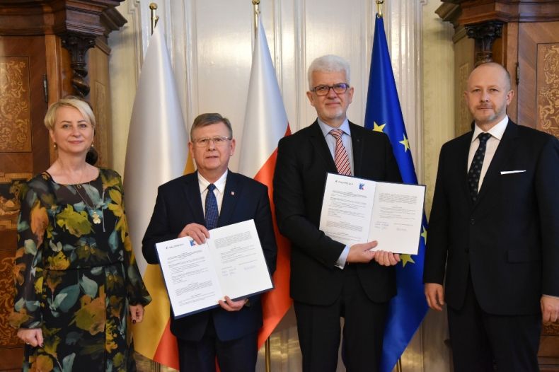 Pamiątkowe zdjęcie na tle flag