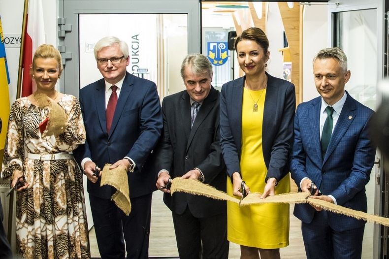 Poseł na Sejm RP Anna Pieczarka, wicemarszałek Józef Gawron, Marta Malec-Lech z zarządu województwa oraz dwaj mężczyźni w garniturach przecinają wstęgę.