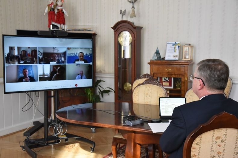 na zdjęciu ekran telewizyjny, tyłem siedzi marszałek Witold Kozłowski