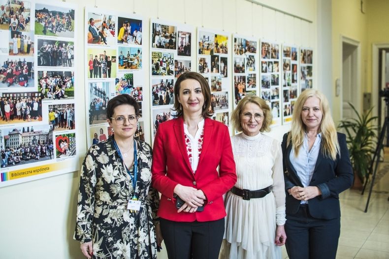 Marta Malec-Lech zarządu województwa stoi wraz innymi kobietami.