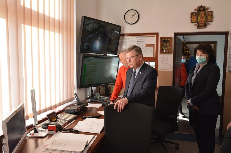 Marszałek Województwa Małopolskiego Witold Kozłowski , radna województwa małopolskiego Jadwiga Wójtowicz, wizyta w siedzibie grupy Krynickiej GOPR. Spotkanie i rozmowa z ratownikami w oddziale GOPR-u w Krynicy - Zdrój. Widok na dyżurkę Goprowców. 