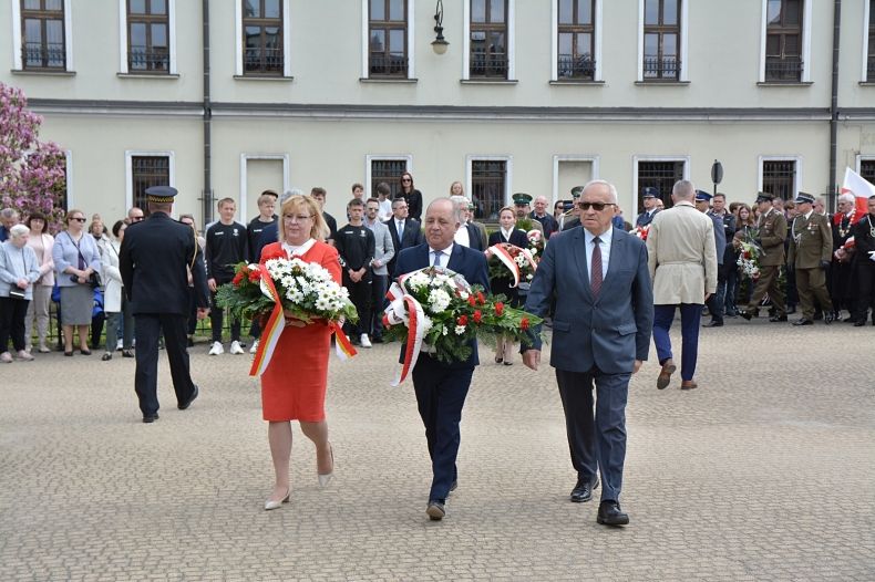 Marta Mordarska składa kwiaty pod pomnikiem Stanisława Małachowskiego