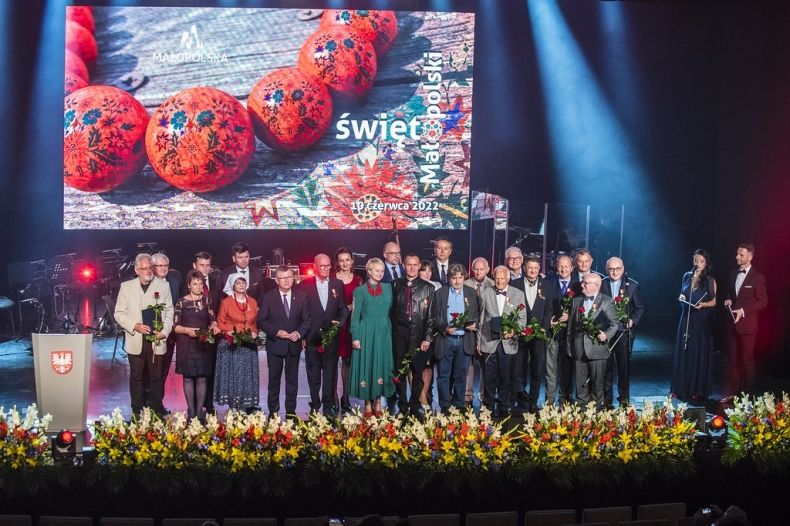 Pamiątkowe zdjęcie laureatów i Zarządu na scenie. 