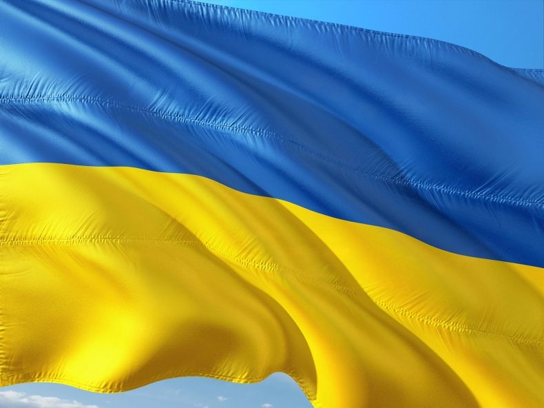 Na zdjęciu powiewająca flaga Ukrainy