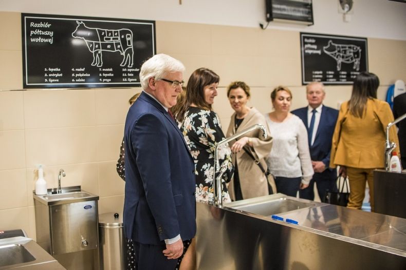 Wicemarszałek Józef Gawron ogląda w towarzystwie pracowników szkoły nową pracownię gastronomiczną. Na ścianie plansza z napisem Rozbiór półtuszy wołowej.