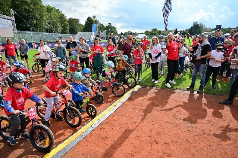 Iwona Gibas macha biało-czarną flagą, w roli startera Kids Race