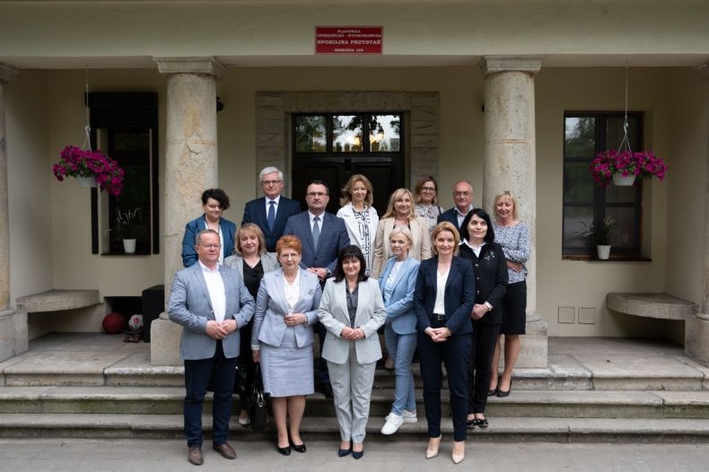Wspólne pamiątkowe zdjęcie przed budynkiem Placówki Opiekuńczo-Wychowawczej „Spokojna Przystań” w Miękini
