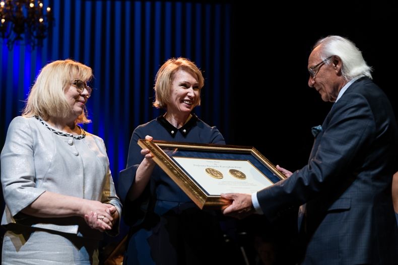 Prof. Ryszard Karczykowski odbiera medal Polonia Minor