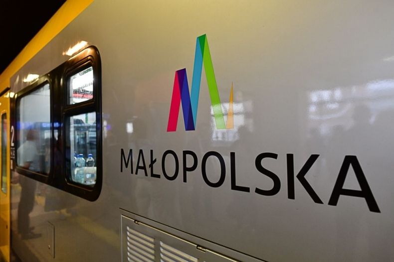 Pociąg Kolei Małopolski z napisem Małopolska i logo.