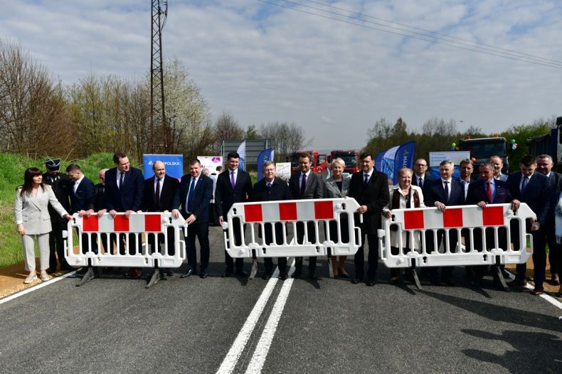 Otwarcie barierek na drodze.