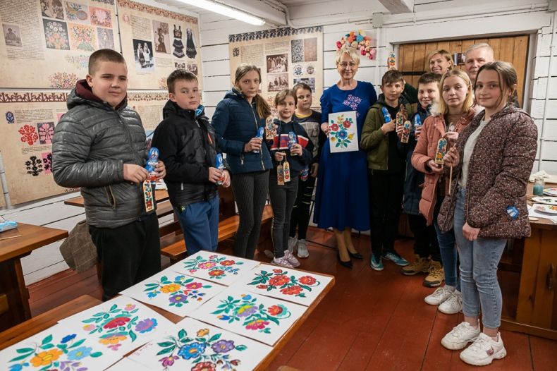 Uczestnicy warsztatów prezentują swoje prace