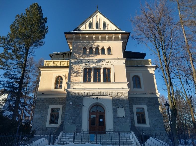 Na zdjęciu gmach główny Muzeum Tatrzańskiego.