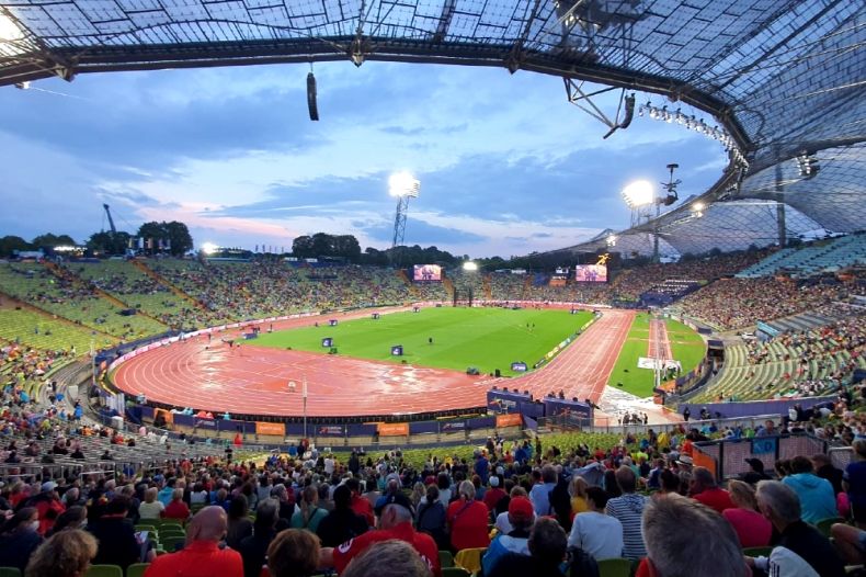 Stadion lekkoatletyczny wypełniony kibicami